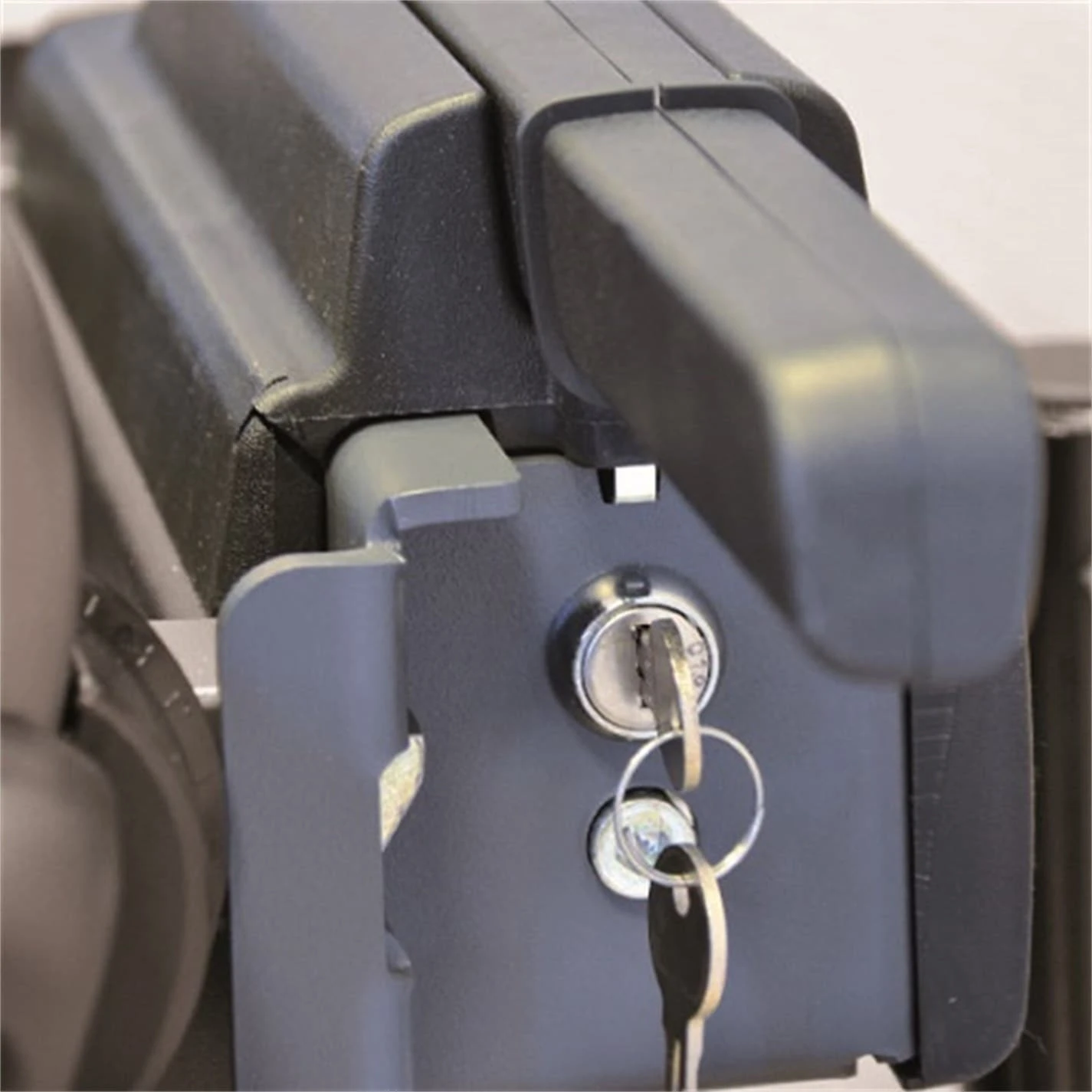 Peruzzo Pure Instinct Tow Bar 3 Bike Carrier - Image 6